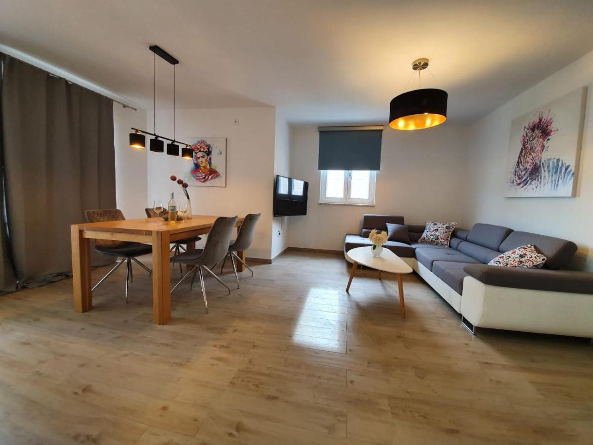L & L Apartmani Bol Exterior foto